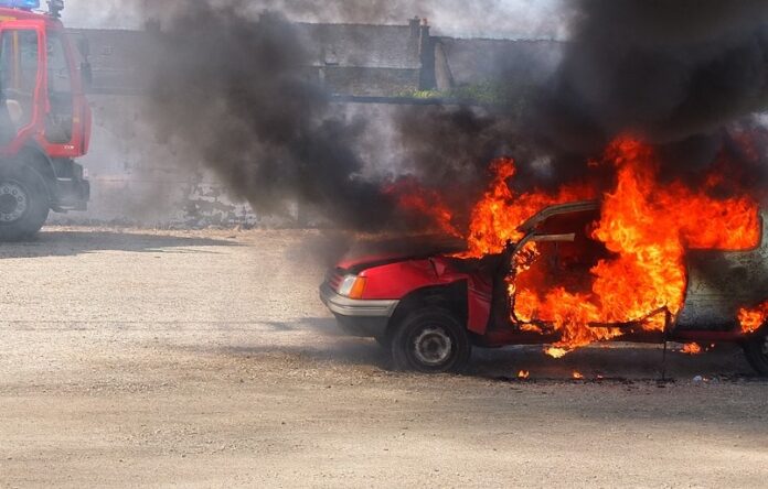 carro pegando fogo