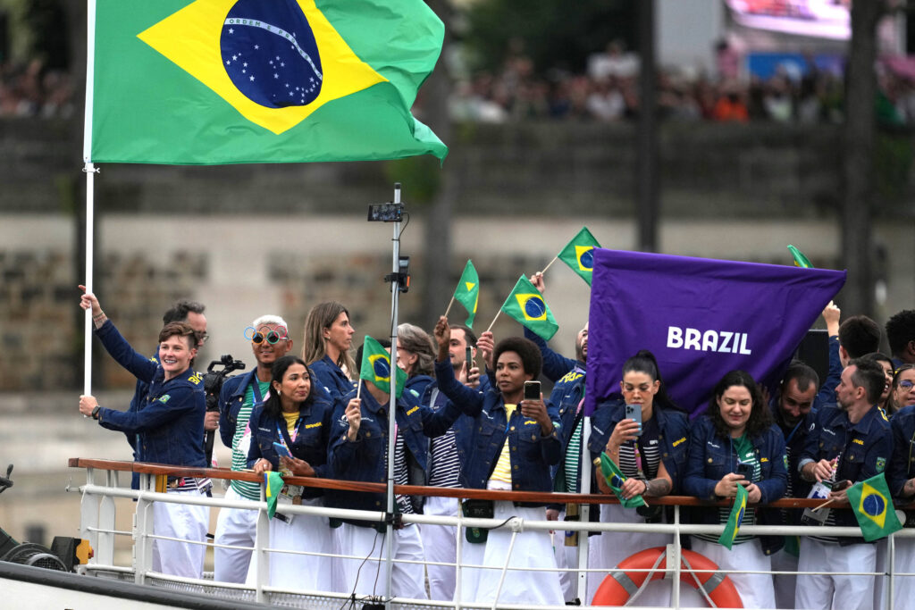 em-barco-exclusivo,-delegacao-leva-bandeirinhas-do-brasil-ao-rio-sena-na-abertura-de-paris-2024