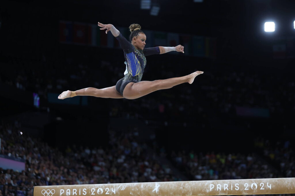 ao-som-de-raca-negra-e-com-show-de-rebeca-andrade,-brasil-vai-a-final-da-ginastica