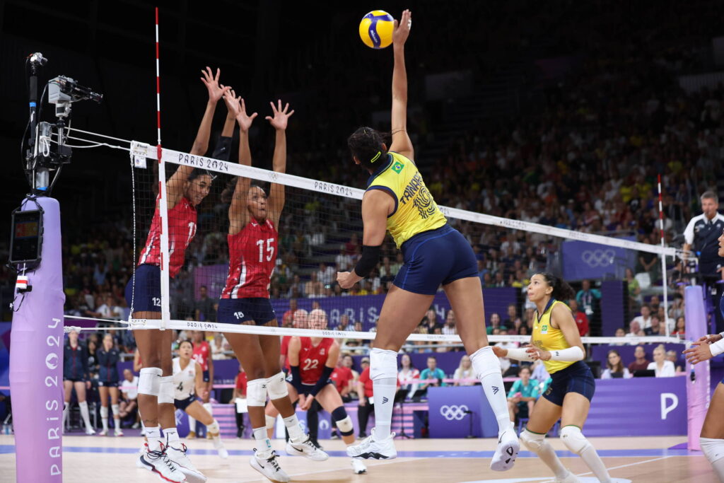 selecao-feminina-volta-a-ser-castigada-pelos-eua-e-vai-brigar-pelo-bronze-no-volei