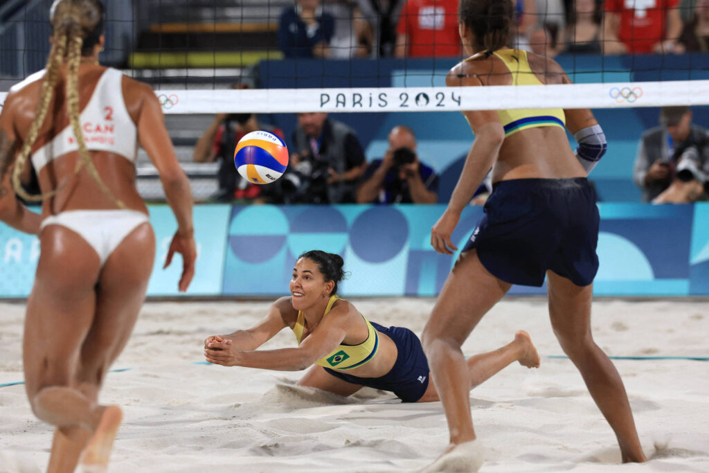 duda-brilha-com-sete-defesas-no-set-decisivo-do-ouro-do-volei-de-praia-em-paris