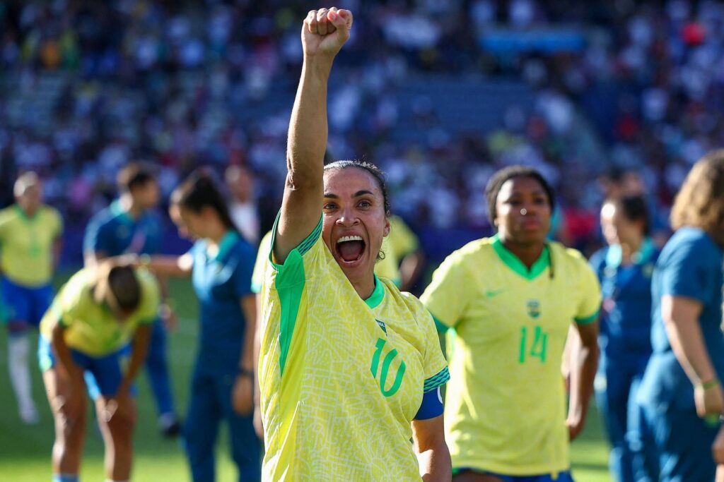 na-despedida-da-selecao,-marta-diz-que-ajudara-a-nova-geracao-fora-de-campo