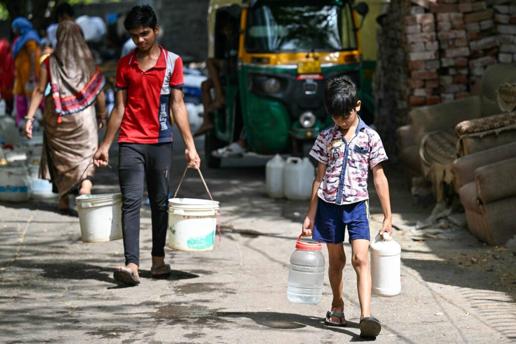 quase-meio-bilhao-de-criancas-vivem-o-dobro-de-dias-de-calor-extremo-que-avos-enfrentaram,-diz-unicef