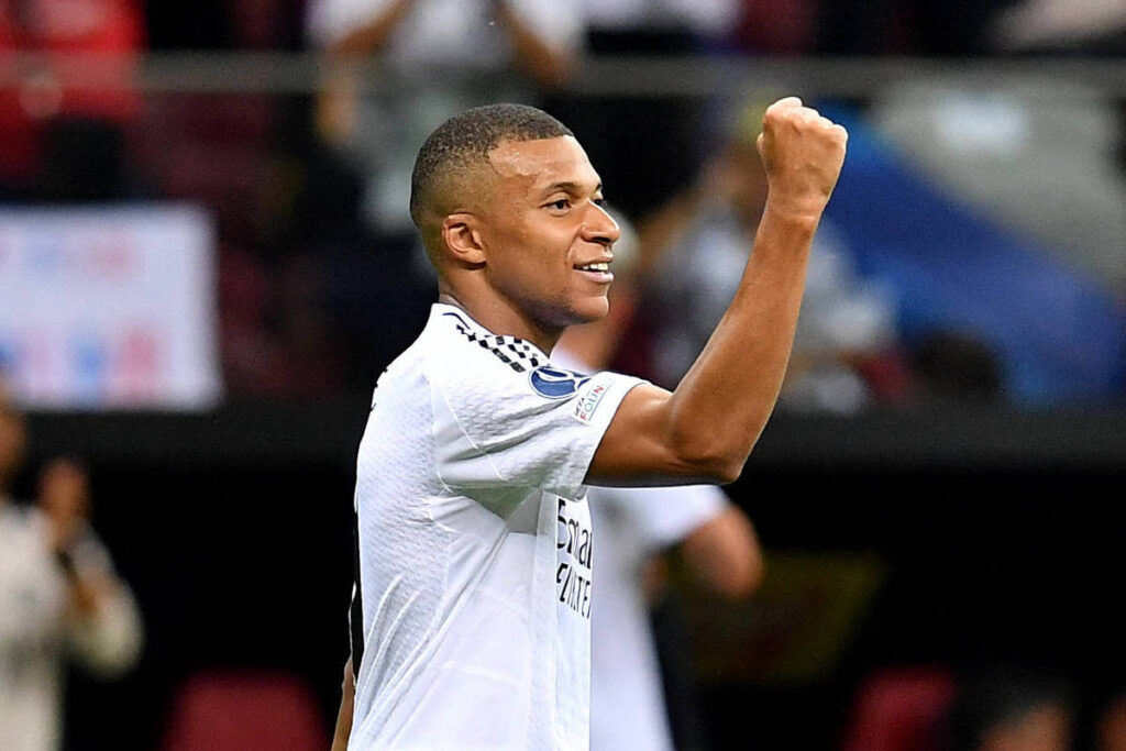 mbappe-estreia-com-gol,-real-madrid-bate-atalanta-e-fatura-supercopa-da-uefa