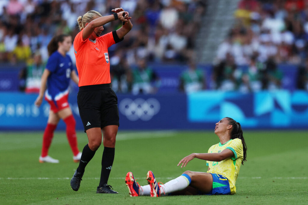 brasileiras-apontam-penalti-nao-marcado-e-reclamam-de-arbitra-sueca-em-final