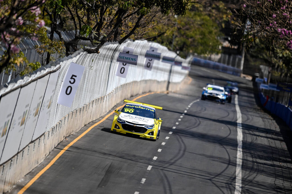 sob-protestos,-stock-car-realiza-primeira-prova-em-circuito-de-rua-de-bh