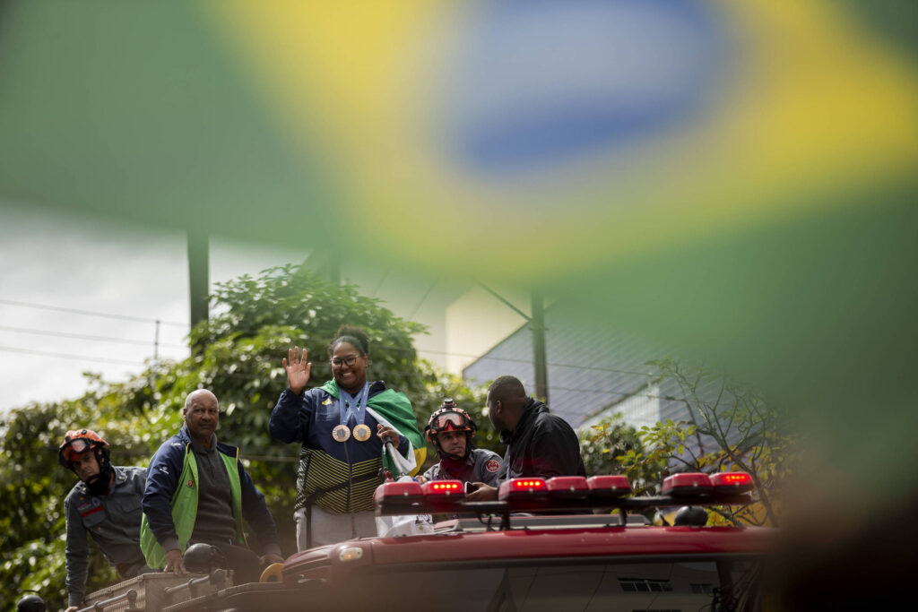 bia-souza-e-recebida-com-festa-em-volta-ao-brasil,-mas-diz-que-encurtara-ferias-por-mais-titulos