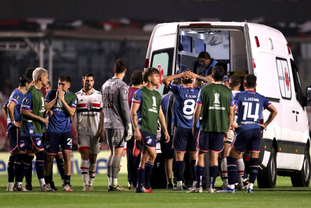 izquierdo,-do-nacional-uru,-sofre-arritmia-cardiaca-e-e-retirado-do-morumbis-de-ambulancia