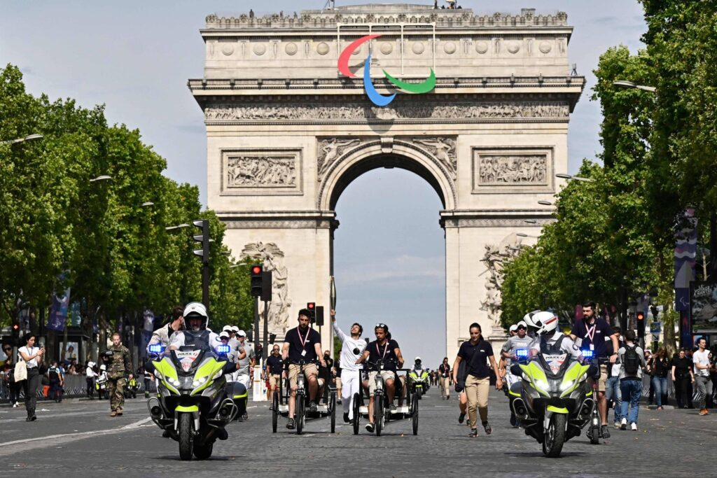 abertura-das-paralimpiadas-troca-o-rio-sena-pela-avenida-champs-elysees