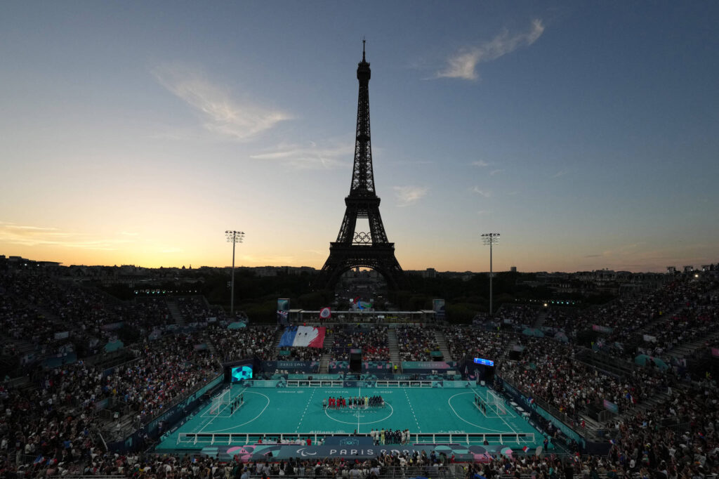 brasil-perde-hegemonia-ao-por-do-sol-na-torre-eiffel