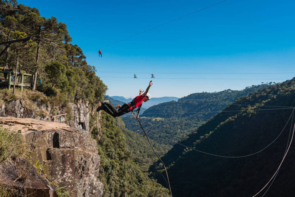 que-tanto-esse-povo-corre-atras-de-aventuras?