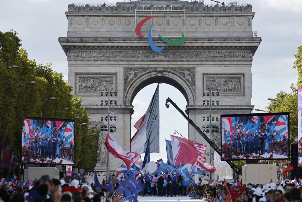 franca-se-despede-dos-jogos-olimpicos-de-paris-com-desfile-de-atletas-na-champs-elysees