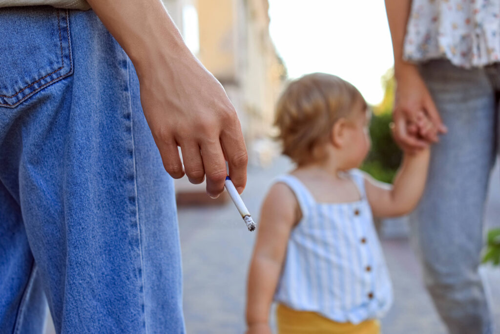 na-contramao-dos-vapes,-jovens-mantem-cigarro-tradicional-na-mao-por-estetica