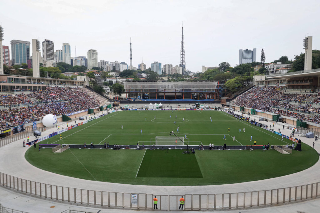 pacaembu-tem-volta-do-futebol-com-gramado-‘tapete’-e-entorno-ainda-em-obras