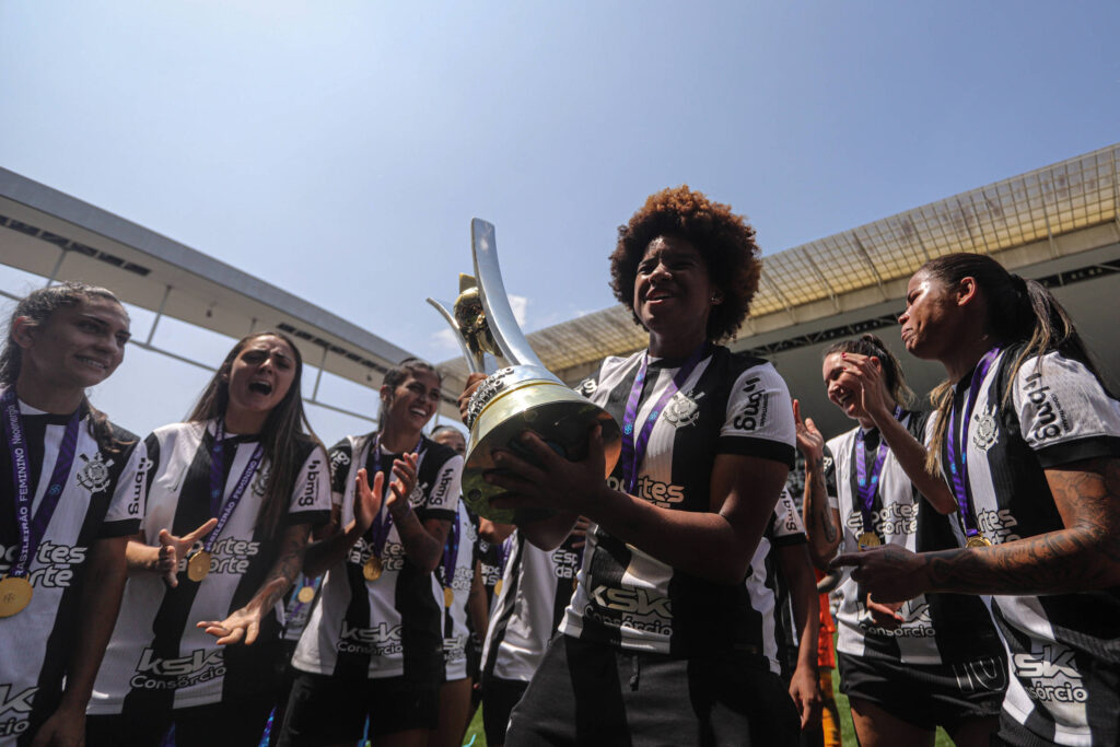 hegemonia-do-corinthians-no-feminino-passa-por-elenco,-profissionalizacao-e-arquibancadas