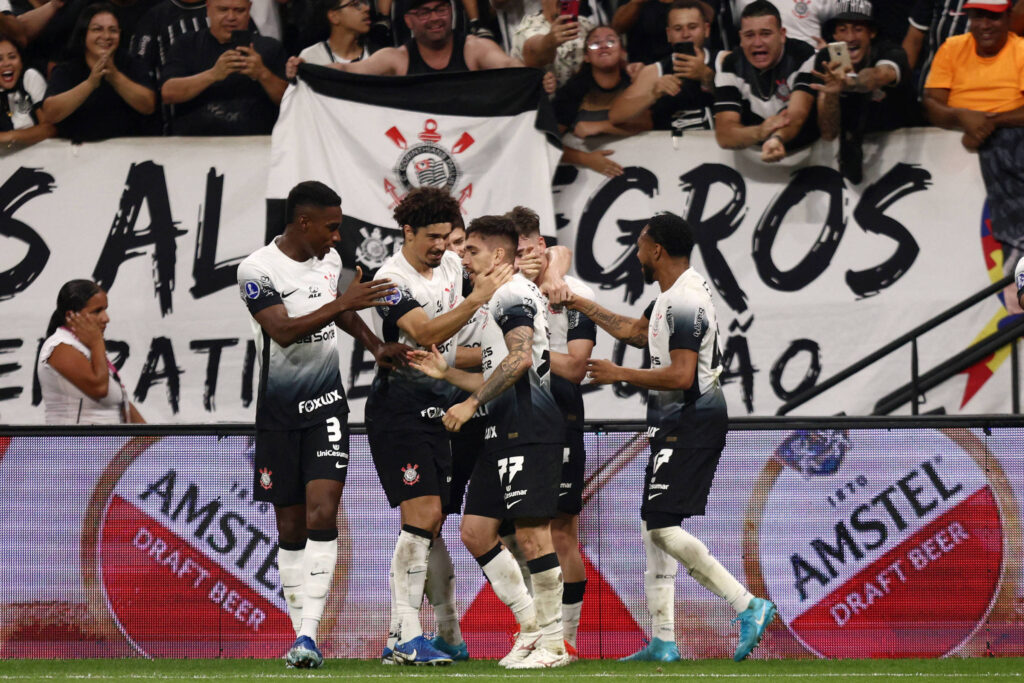 corinthians-vence-fortaleza-por-3-a-0-e-avanca-na-sul-americana