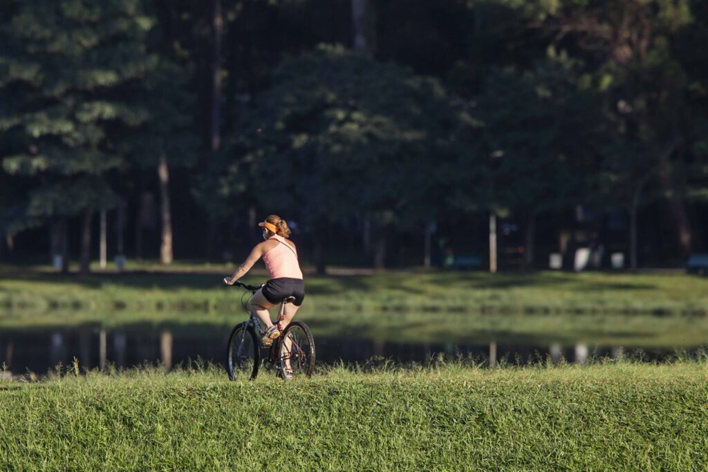 pedalar-reorganiza-atividade-cerebral-e-melhora-tremores-de-pessoas-com-parkinson