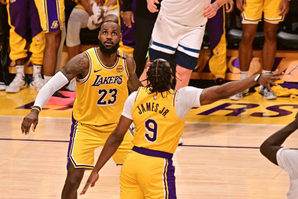 lebron-e-bronny-james-se-tornam-1a-dupla-de-pai-e-filho-a-jogar-no-mesmo-time-em-partida-oficial-da-nba