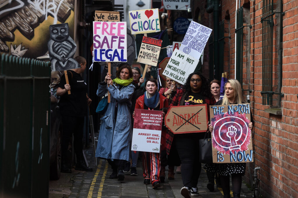 como-a-irlanda-do-norte-abandonou-uma-das-leis-mais-duras-contra-o-aborto-no-mundo-e-virou-exemplo-progressista