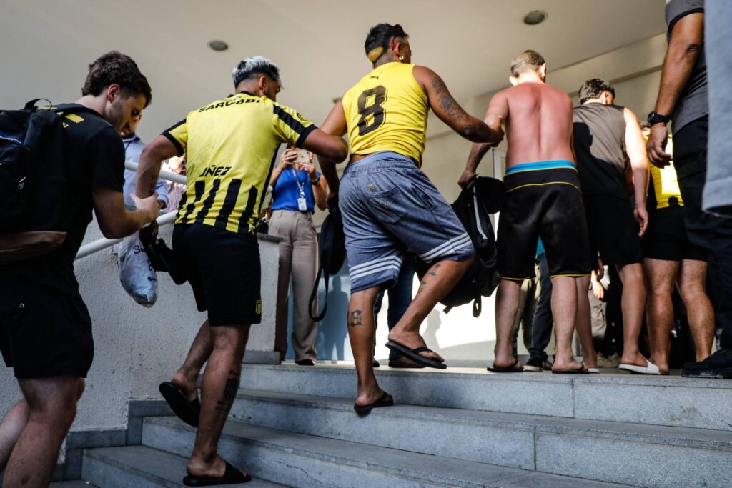 mais-de-280-torcedores-do-penarol-sao-detidos-na-cidade-da-policia,-no-rio