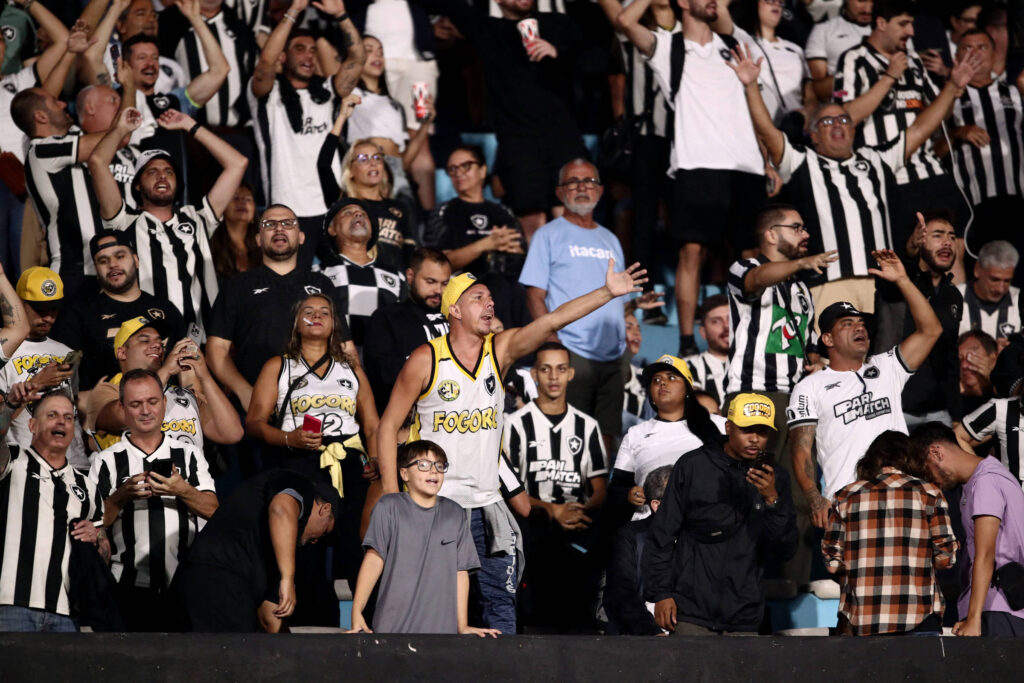 onibus-do-botafogo-e-apedrejado-por-torcedores-do-penarol-no-uruguai