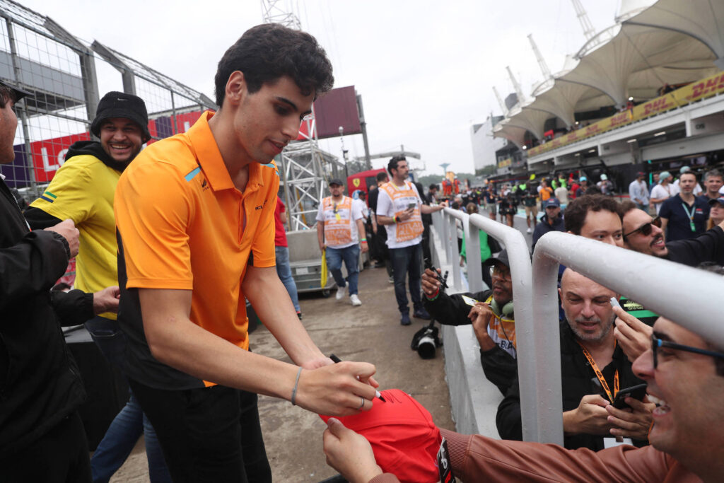 mais-novo-da-f1,-bortoleto-se-diz-ansioso-para-correr-contra-alonso,-o-mais-velho