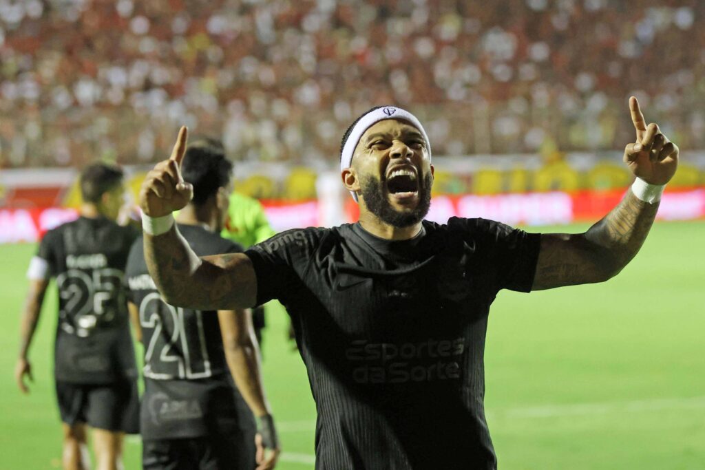 corinthians-supera-vitoria-fora-de-casa-com-gol-de-memphis-e-sobe-na-tabela