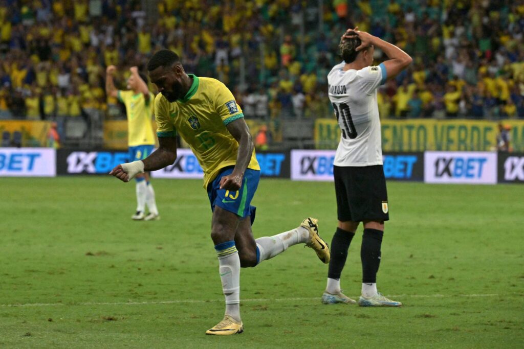 gerson-garante-empate-com-uruguai-e-brasil-fecha-o-ano-em-5o-nas-eliminatorias